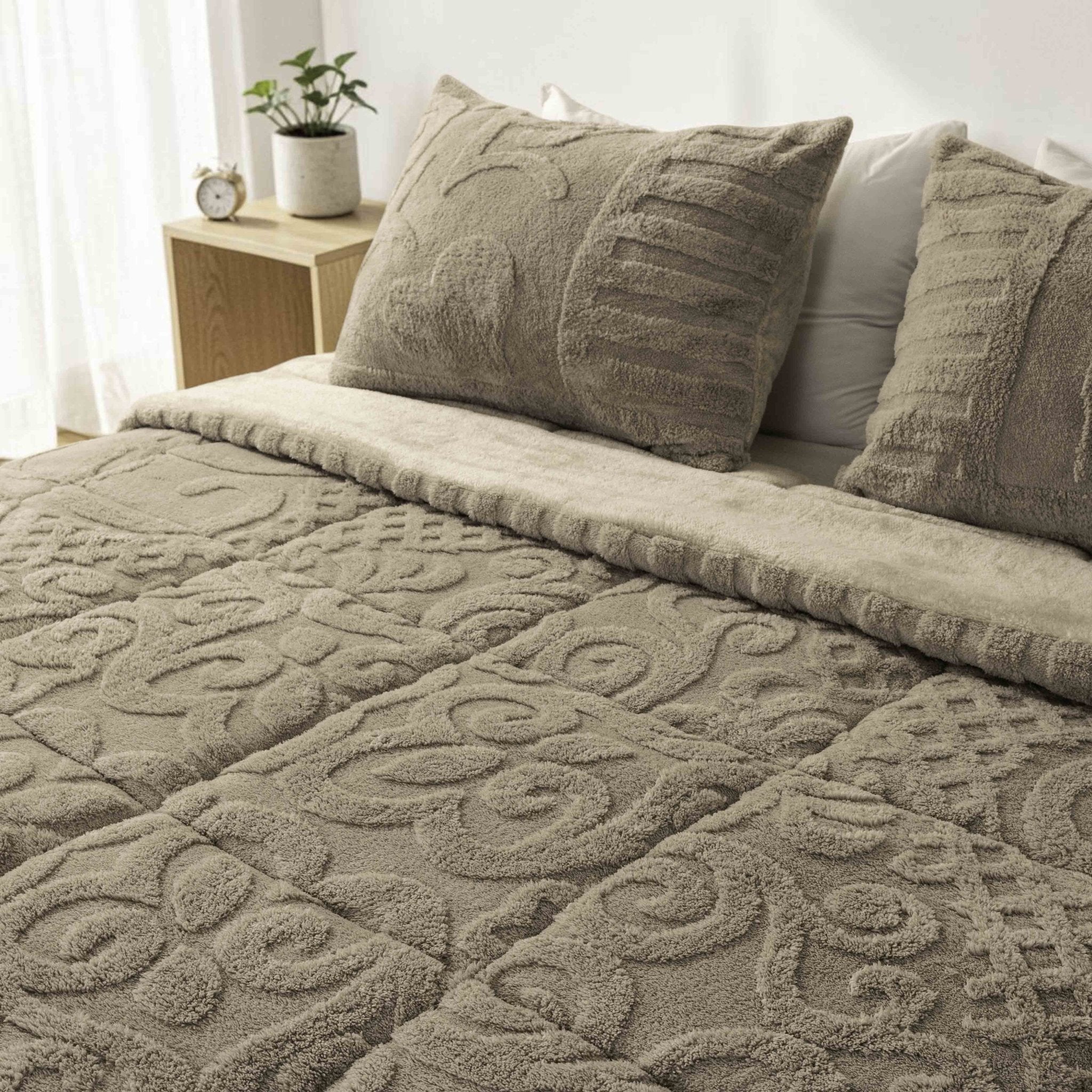 Jacquard Mink Fur Double - Face Comforter Set - Elbadrawi Home
